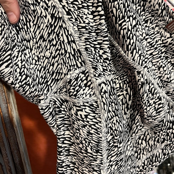 Athleta Ultimate Stash II Textured 7/8 Tight in Black White Design Size Plus 2X - Picture 8 of 10